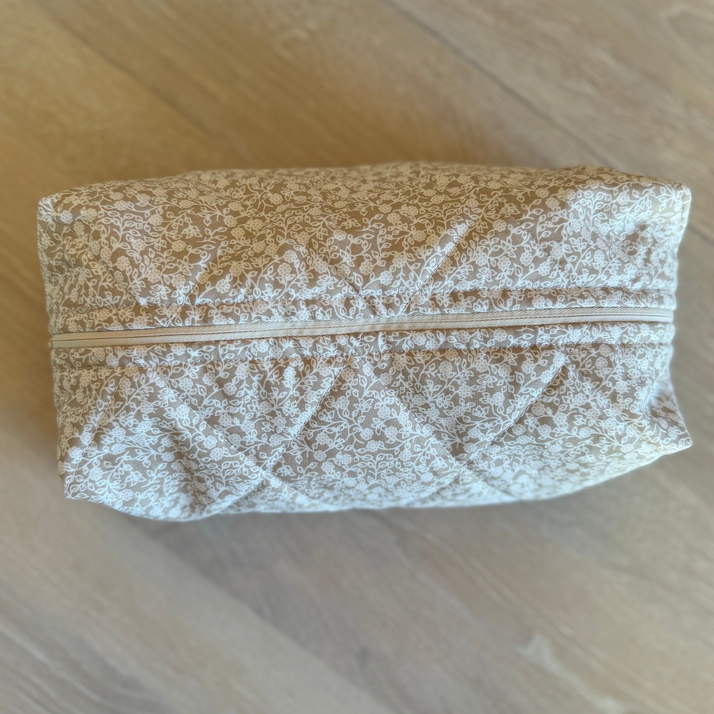 BEIGE FLOWERS BEAUTY BAG